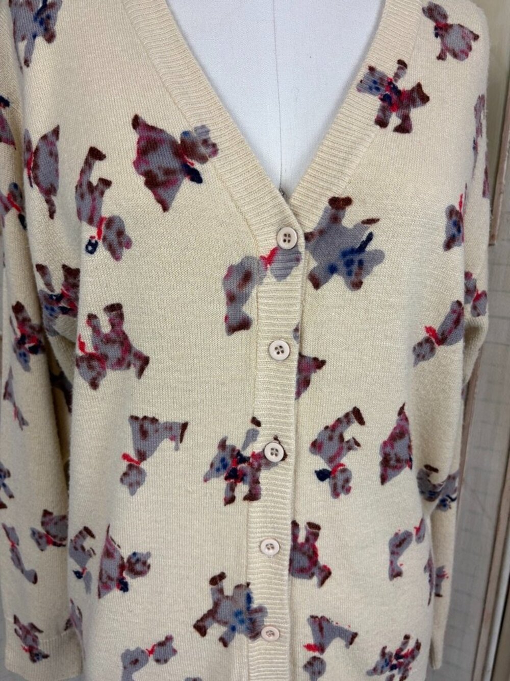 Vintage Bear Pattern Cardigan - Picture 2 of 3